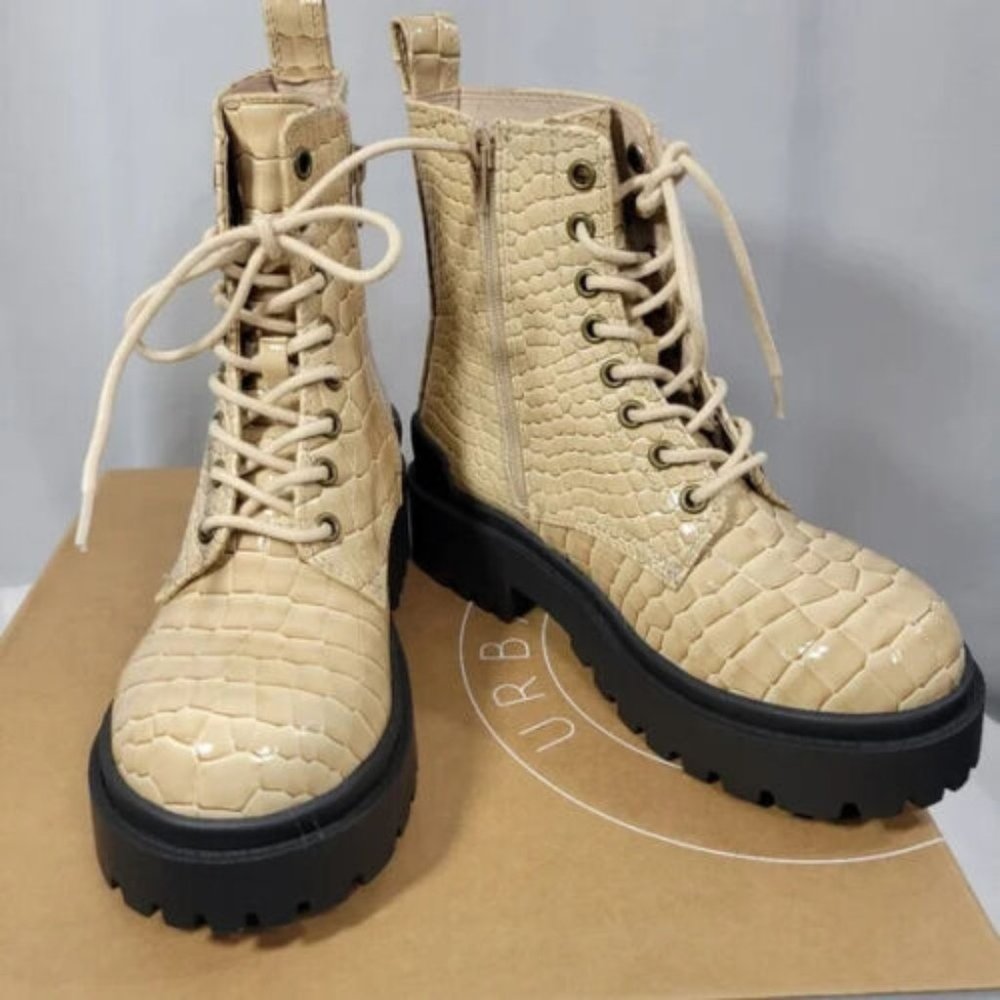Urban Outfitters NWT NIB Off White Brody Faux Leather Croc Boots Size 6M